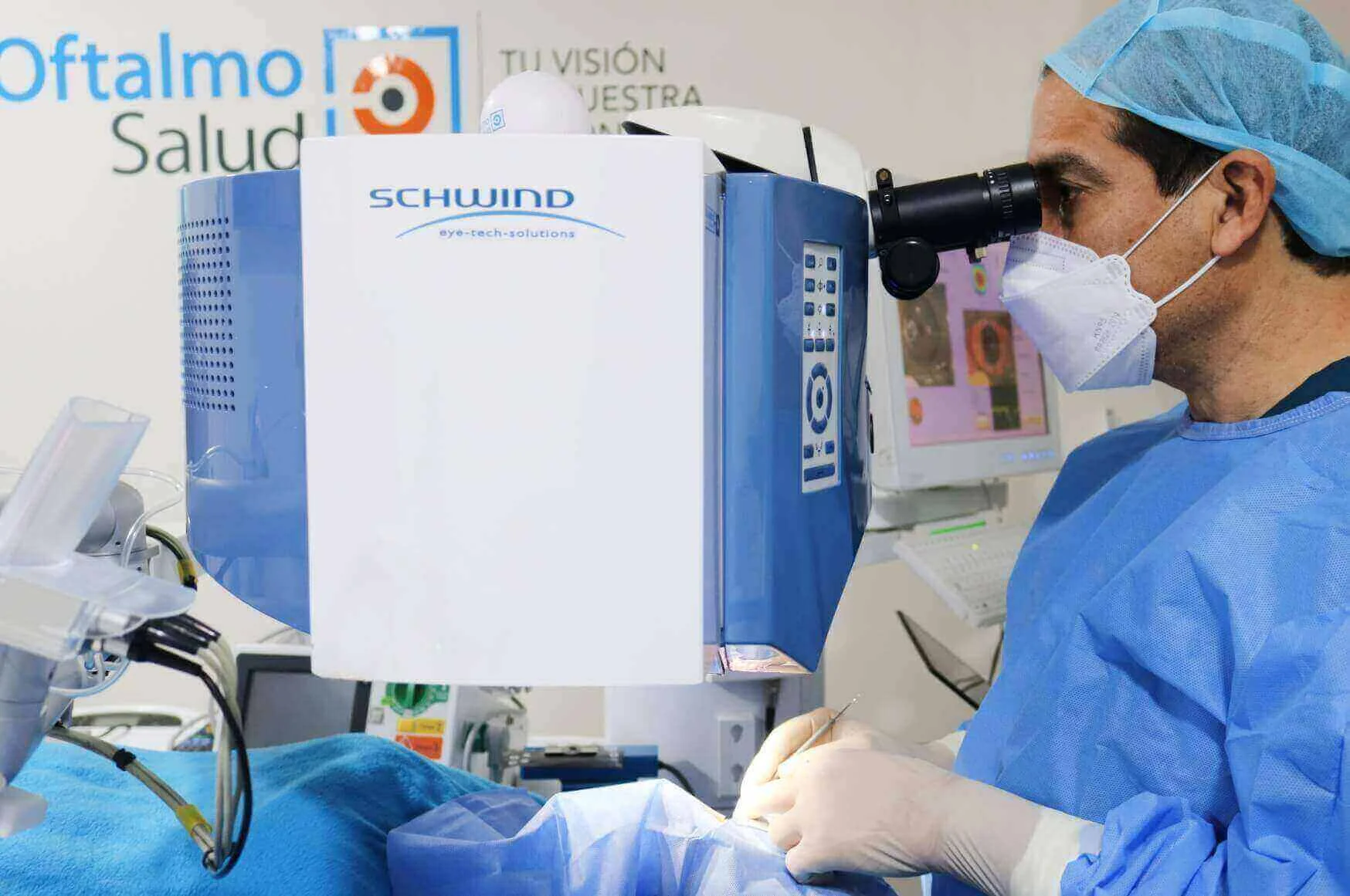 medico-realizando-cirugia-laser-femtosegundo-para-cataratas-oftalmosalud