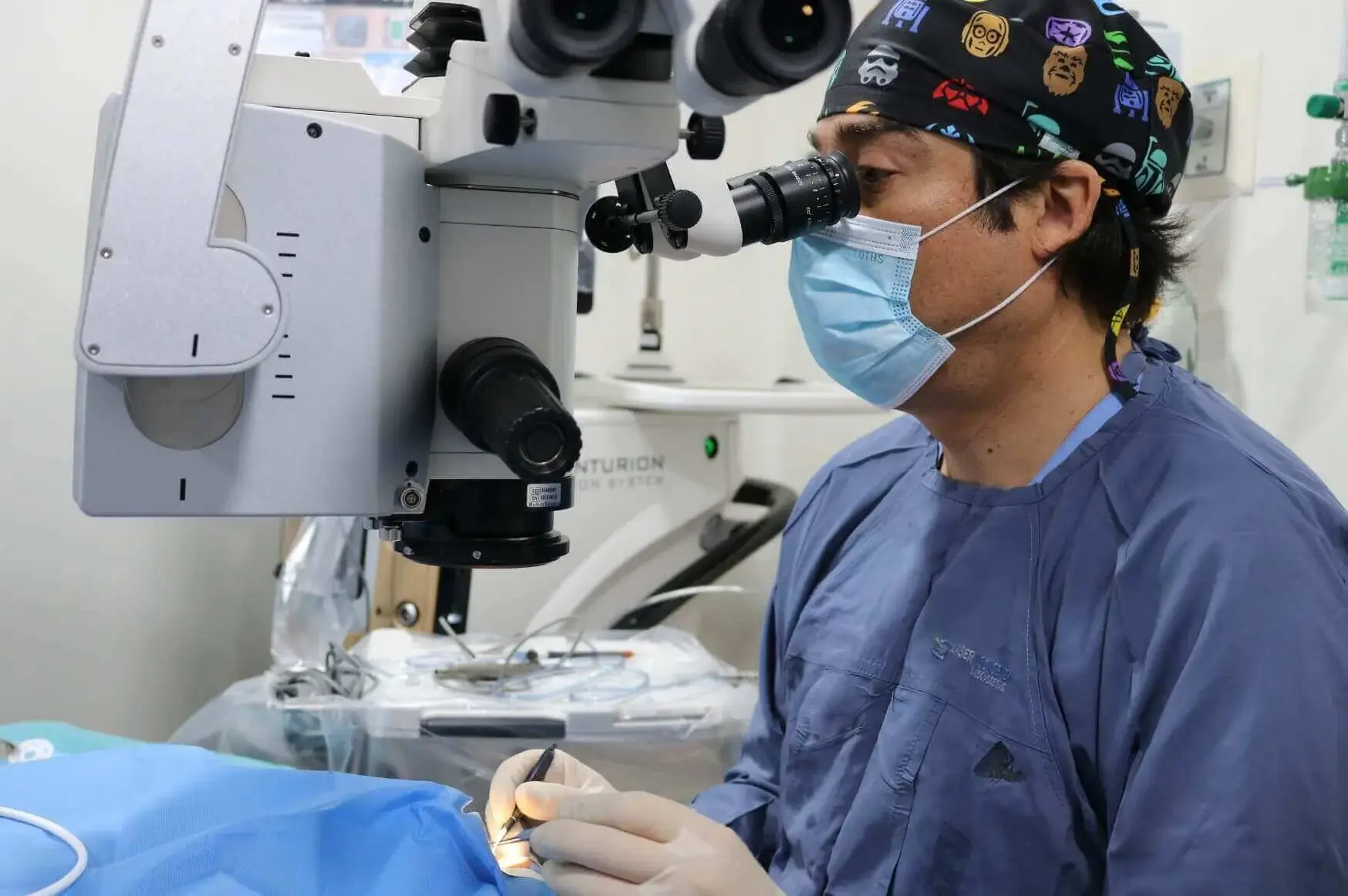 medico-realizando-una-canaloplastia-para-glaucoma-canaloplastia-ab-interno-para-glaucoma-oftamosalud